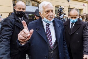 Колишнього президента Чехії Вацлава Клауса оштрафували за те, що його маска не прикривала рот і ніс 