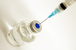 Одни только вакцины не остановят COVID-19 — Bloomberg