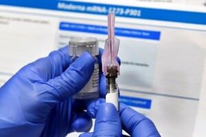 Компанія Moderna почала тестування вакцини проти коронавірусу на підлітках 