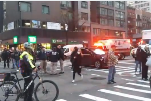 Черный седан BMW наехал на  митингующих в центре Нью-Йорка