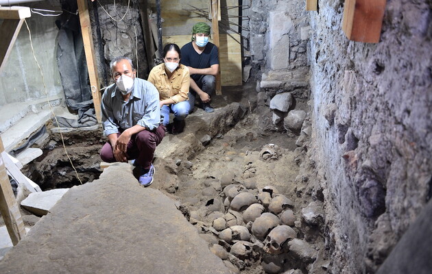 Археологи знайшли нові частини ацтекської вежі з черепів 