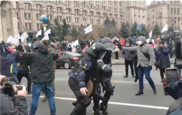 У центрі Києва розпочалися сутички між поліцією та мітингувальниками