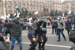 В центре Киева начались столкновения между полицией и митингующими 