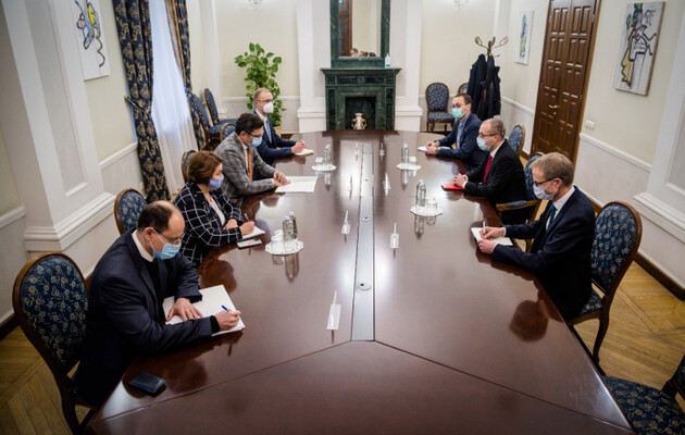  Голова МЗС України зустрівся з директором Європейського бюро ВООЗ