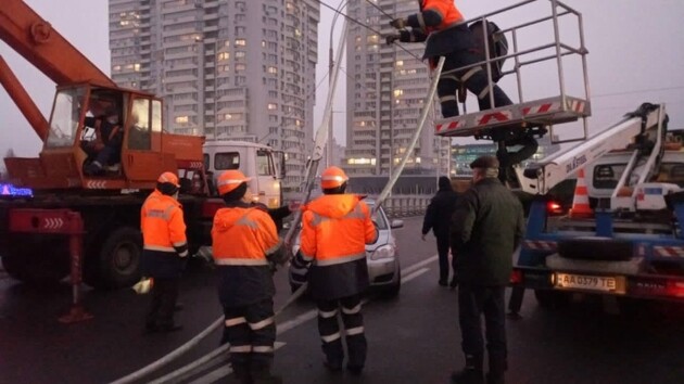 Падение столбов на Шулявке: спасатели устраняли последствия аварии до поздней ночи 