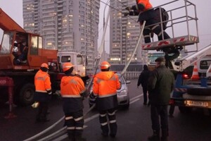 Падение столбов на Шулявке: спасатели устраняли последствия аварии до поздней ночи 
