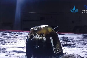 Місія «Чан'е-5»: капсула китайського зонда із зразками місячного ґрунту повернулася на Землю 