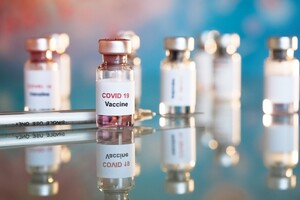 В ЄС обіцяють дозволити продаж вакцин від коронавірусу «із надзвуковою швидкістю» 