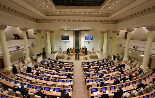 Партия Саакашвили сложила все депутатские мандаты в парламенте Грузии