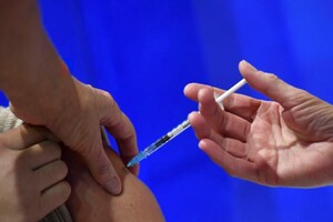 Вакцина від Pfizer і BioNTech в стані викликати серйозну алергічну реакцію 