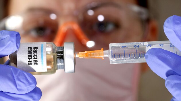Вакцину від Moderna затвердили в США на першому етапі 
