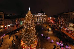 Во Львове открыли главную елку и рождественскую ярмарку