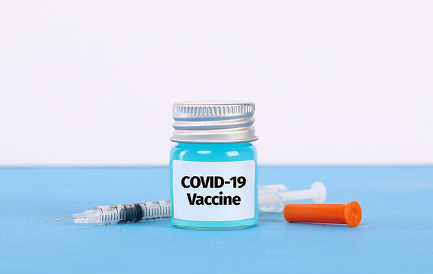 Премьер-министр Израиля первым испытал вакцину от COVID-19