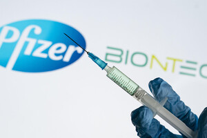 Еврокомиссия одобрила к применению вакцину Pfizer и BioNTech 