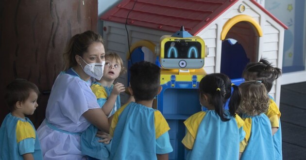 Новий штам коронавірусу заражає набагато більше дітей, ніж раніше - Reuters 