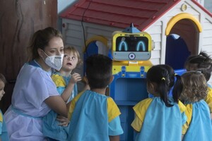 Новий штам коронавірусу заражає набагато більше дітей, ніж раніше - Reuters 