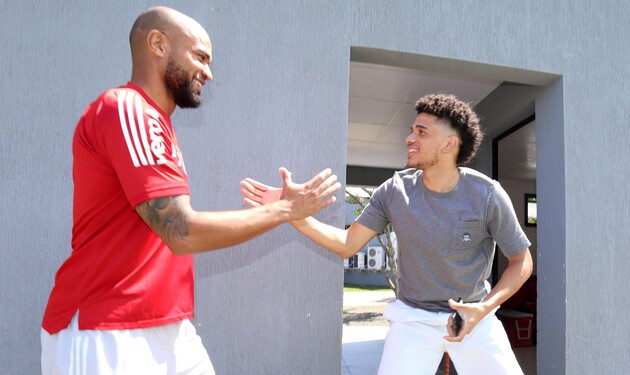 Тайсон (справа) на тренировке "Интернасьонала"