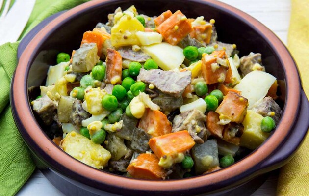 Как приготовить салат со свиным языком и грибами?