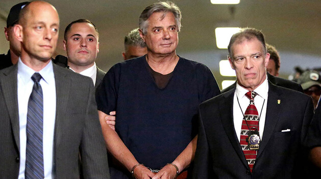  Всього Трамп помилував 26 осіб