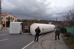 В Житомире перевернулась цистерна с сжиженным газом, есть опасность взрыва