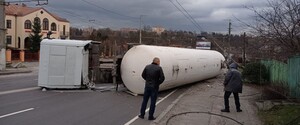 В Житомире перевернулась цистерна с сжиженным газом, есть опасность взрыва