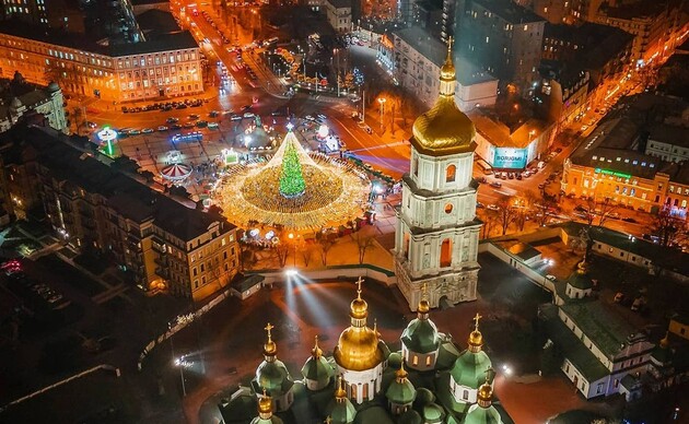 Главная елка страны и скандальная шляпа: украинцы массово делятся фотографиями с Софийской площади