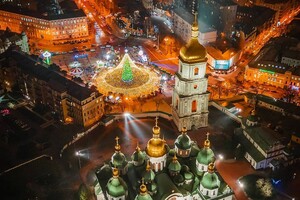 Головна ялинка країни та скандальний капелюх: українці масово діляться фотографіями з Софійської площі 