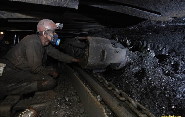 Обвал гірських мас на шахті в Луганській області: одного гірника врятували, ще один знаходиться під завалами 