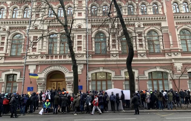 У Києві протестувальники штурмували будівлю Мінрегіону, постраждав поліцейський 