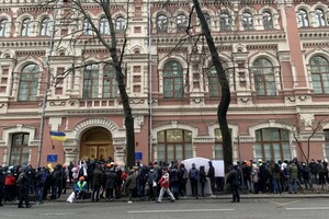 У Києві протестувальники штурмували будівлю Мінрегіону, постраждав поліцейський 