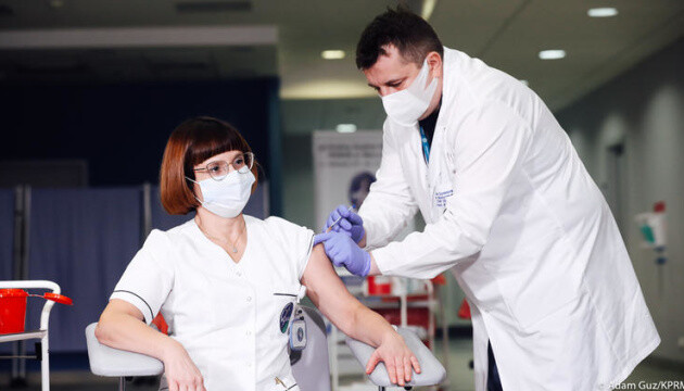 В Польше вакцинируют украинцев от COVID-19