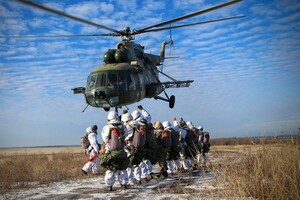 Українські десантники відпрацювали стрибки з парашутом у повному спорядженні: фоторепортаж 