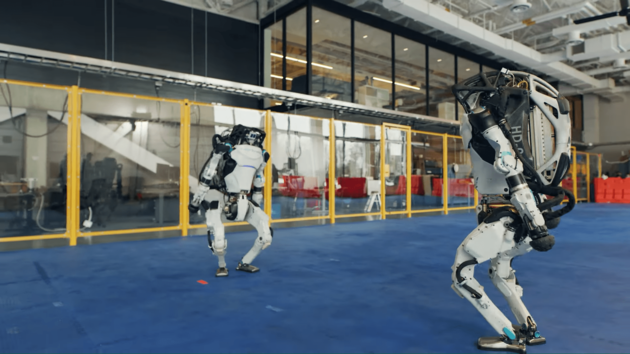 Роботы Boston Dynamics станцевали в честь наступления Нового года