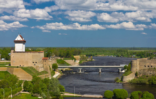 Кордон Естонії і РФ по річці Нарва сьогодні. Ліворуч - естонське місто Нарва, праворуч - російське Івангород