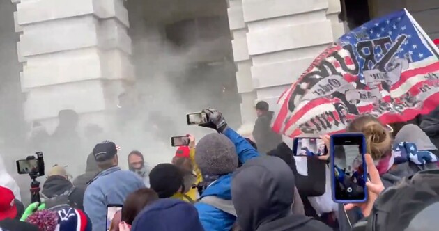 Протесты в Вашингтоне: из Сената удалось оттеснить протестующих, но они начали возвращаться