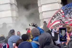 Протести у Вашингтоні: з Сенату вдалося відтіснити протестуючих, але вони почали повертатися 