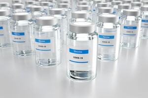 Компанія AstraZeneca подала заявку на використання своєї COVID-вакцини в Європі 
