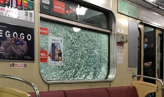 Вандалы разбили окна в четырех поездах киевского метро
