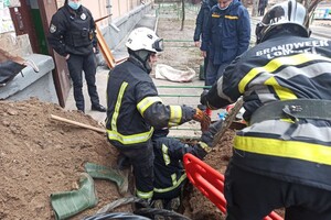 На территории одного из жилых домов в Киеве из-за обвала грунта погиб человек