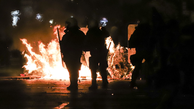 Демонстранты подожгли в Брюсселе полицейский участок из-за гибели чернокожего мигранта