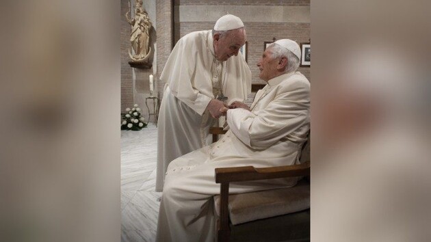 Папа Франциск і Почесний Папа Бенедикт XVI зробили щеплення від коронавірусу