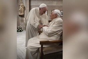 Папа Франциск и Почетный Папа Бенедикт XVI сделали прививки от коронавируса