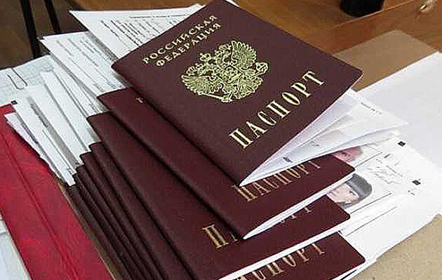 У ОРДЛО окупанти видали понад 440 тисяч російських паспортів у 2020 році 