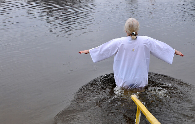 Ныряние в ледяную воду на Крещение не является давней украинской традицией – ПЦУ 