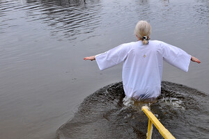 Ныряние в ледяную воду на Крещение не является давней украинской традицией – ПЦУ 