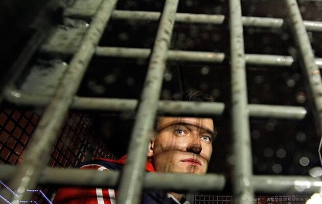 Навального бросили за решетку