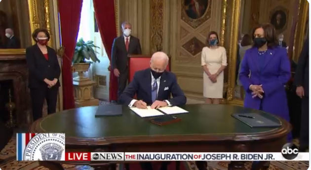 Відразу після інавгурації: Байден підписав перші укази на посаді президента США 