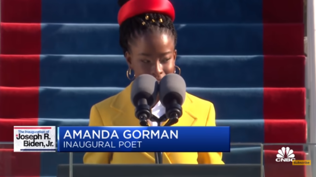 Юная поэтесса Аманда Горман прочла стихотворение «Холм, на который мы поднимаемся» на инаугурации Байдена