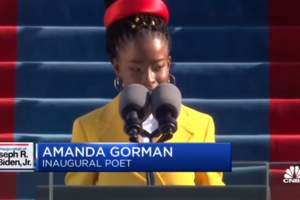 Юная поэтесса Аманда Горман прочла стихотворение «Холм, на который мы поднимаемся» на инаугурации Байдена