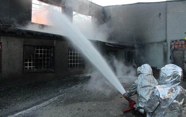 Спасатели боролись с огнем на военном складе в Тернопольской области